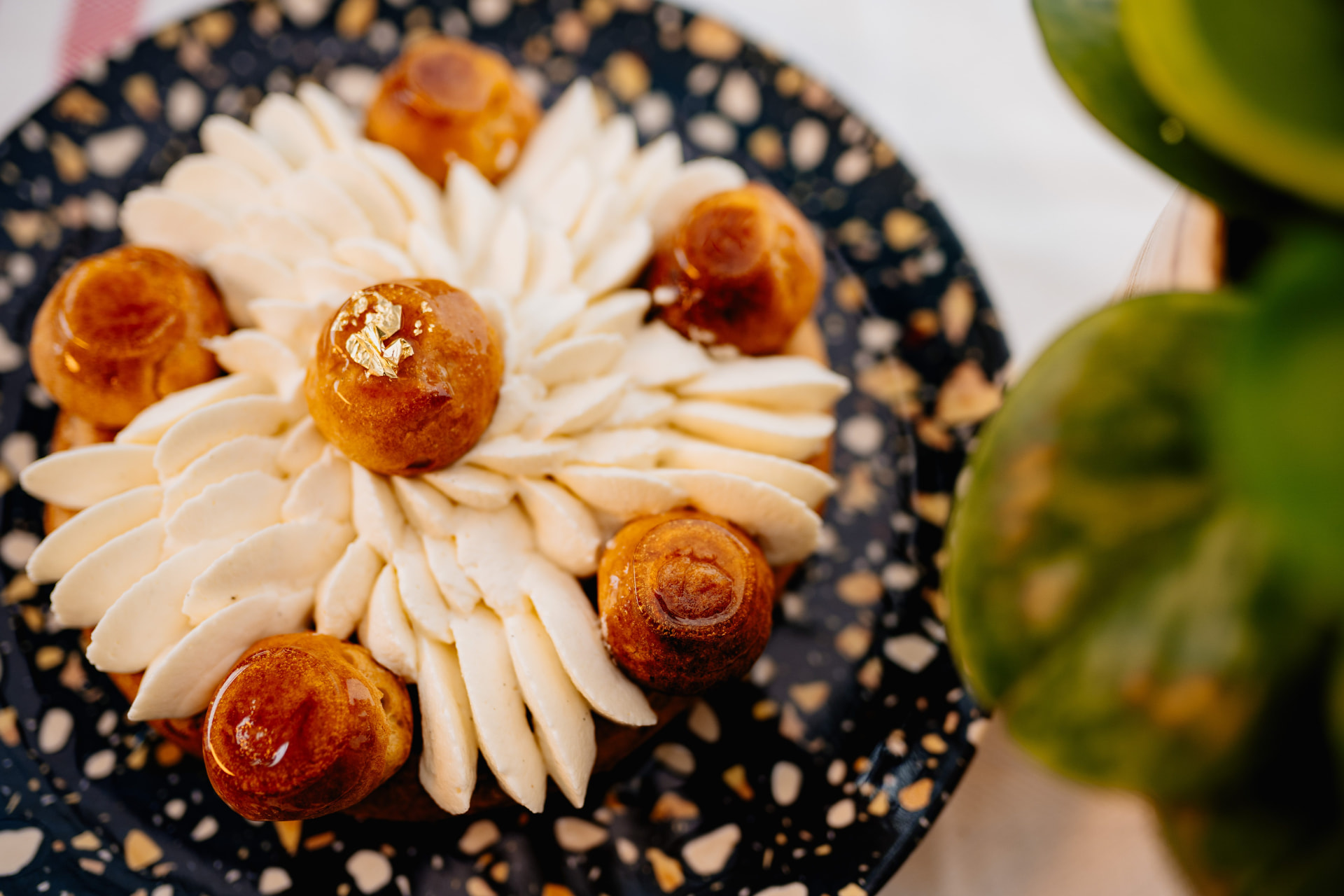 Paris-Brest finalizado com chantilly e folha de ouro