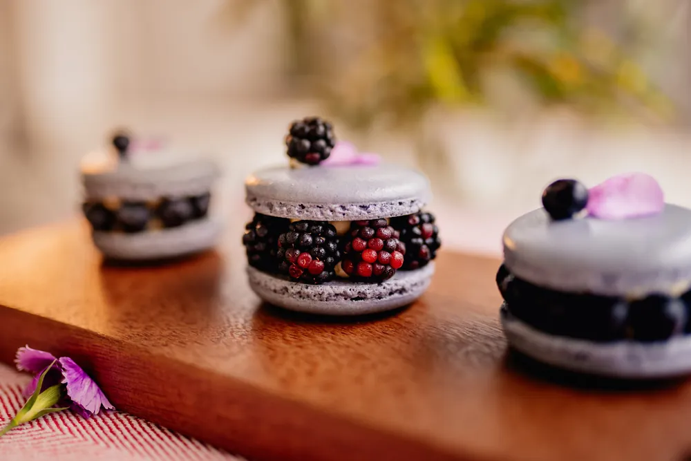 Macarons franceses recheados com frutas vermelhas e amoras